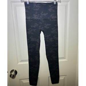 SPANX Camo Leggings Size Medium Slimming Black Gray Stretchy Pull On